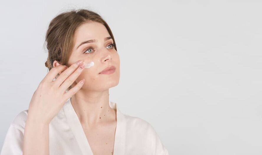 procedure for applying the cream on the skin of the face