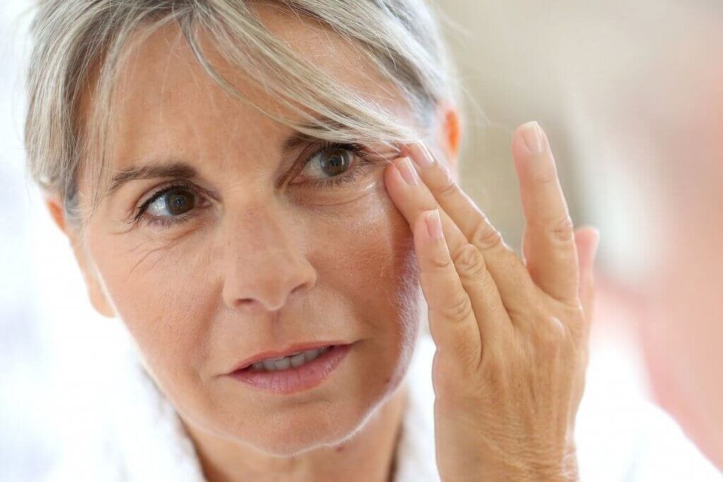 women rejuvenate the skin around the eyes